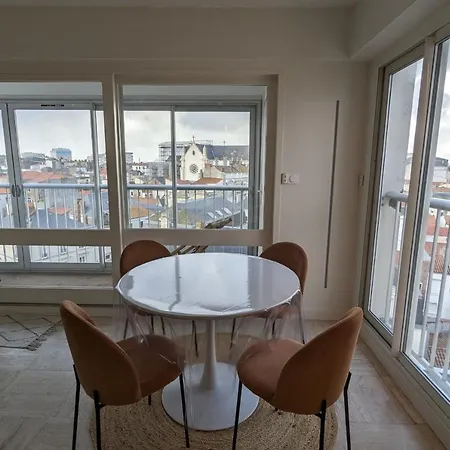 Loving Cocoon With Furnished Balcony 아파트