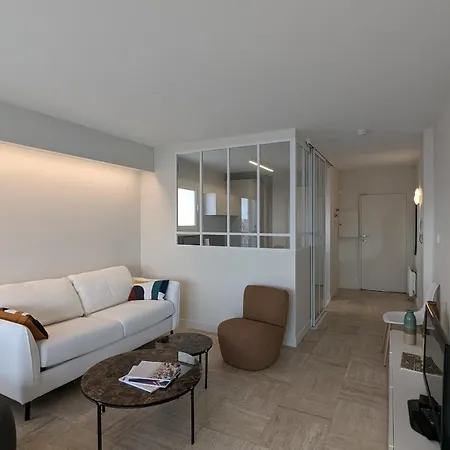 Loving Cocoon With Furnished Balcony Apartment *