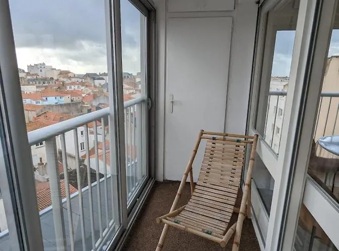 Loving Cocoon With Furnished Balcony